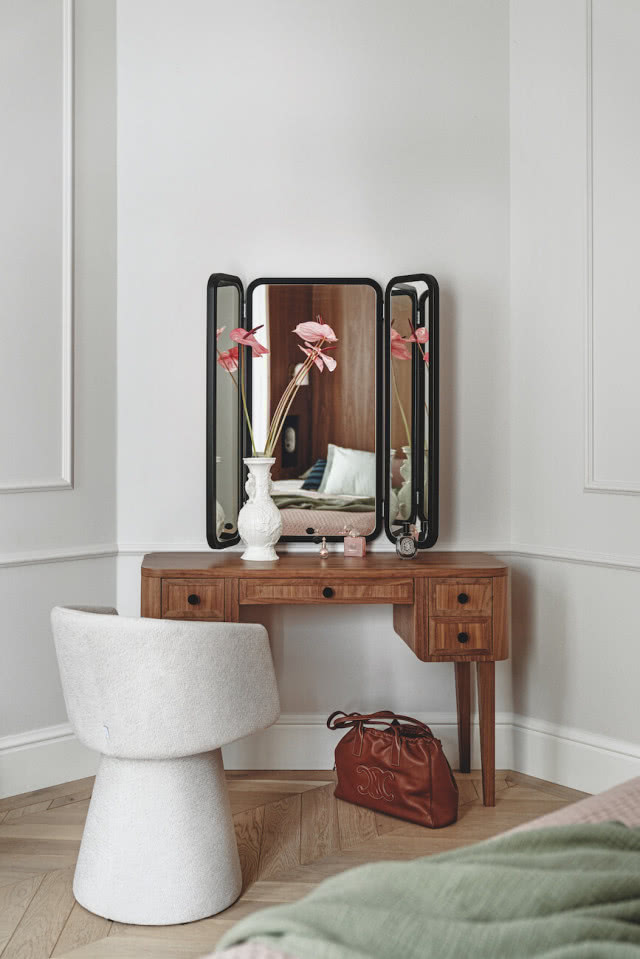 Klasyczna toaletka w sypialni