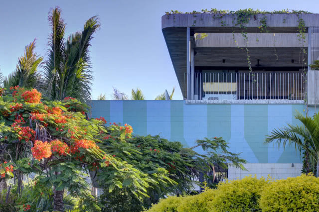 widok na ścianę ozdobioną motywem trójkąta