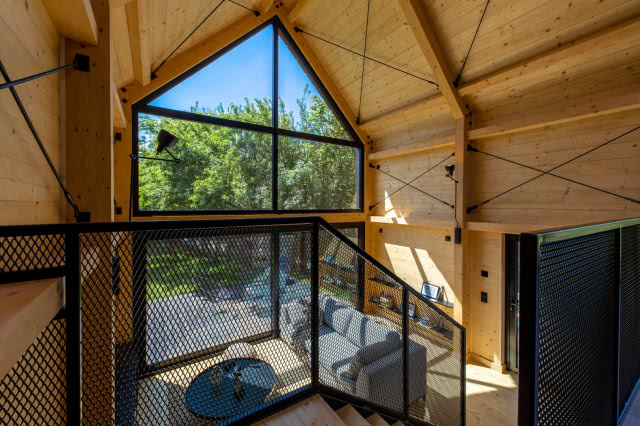 dom drewniany widok z antresoli z ażurową siatką