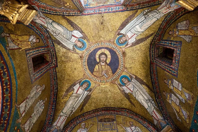 mozaika na suficie ukazana z dołu