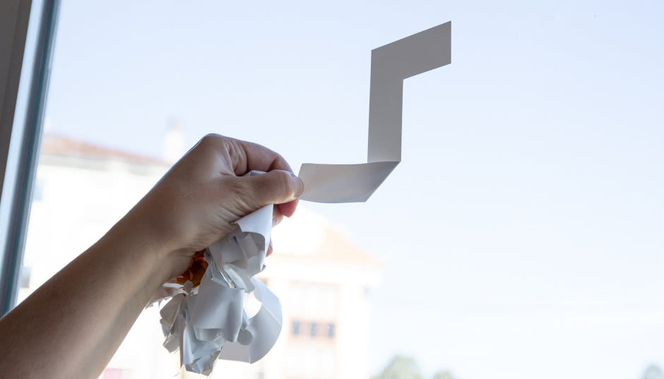 Wystarczy ten domowy sposób za grosze by raz na zawsze usunąć naklejki z okien!