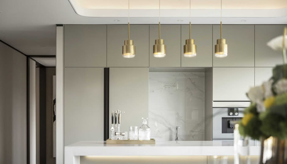Jak oświetlić kuchnię funkcjonalnie i z pomysłem? Kompletny przewodnik od lampy sufitowej po światło nad blatem