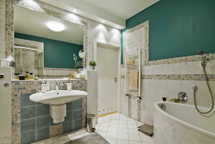 Łazienkę dopiero czekają zmiany. Jasne płytki i...