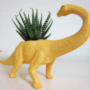 Doniczki z plastikowych figurek dinozaurów,...