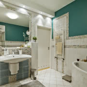 Ciemny brąz ścian równoważą jasne fronty szafek...