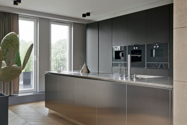 Szara kuchnia ze srebrną wyspą