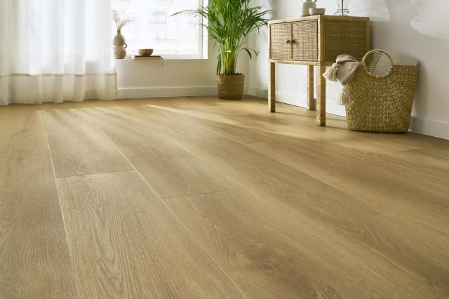 podłoga winylowa, komoda, kosz ratanowy, palma, duże okno, firany, wazony