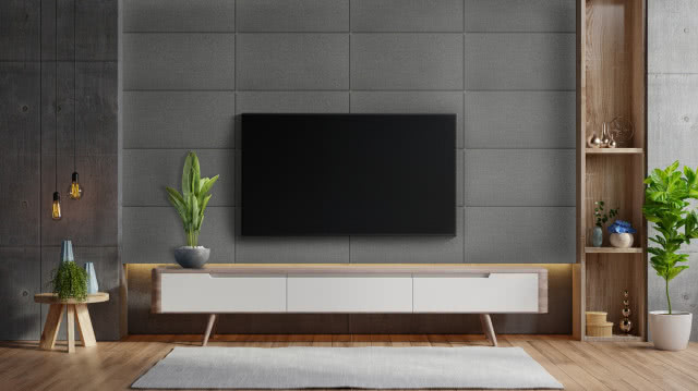 Panel kwarcowy, kolor PKE/04, telewizor, komoda, szafka pod telewizorem, drewniana podłoga, stolik, kwiaty w doniczkach, wazony