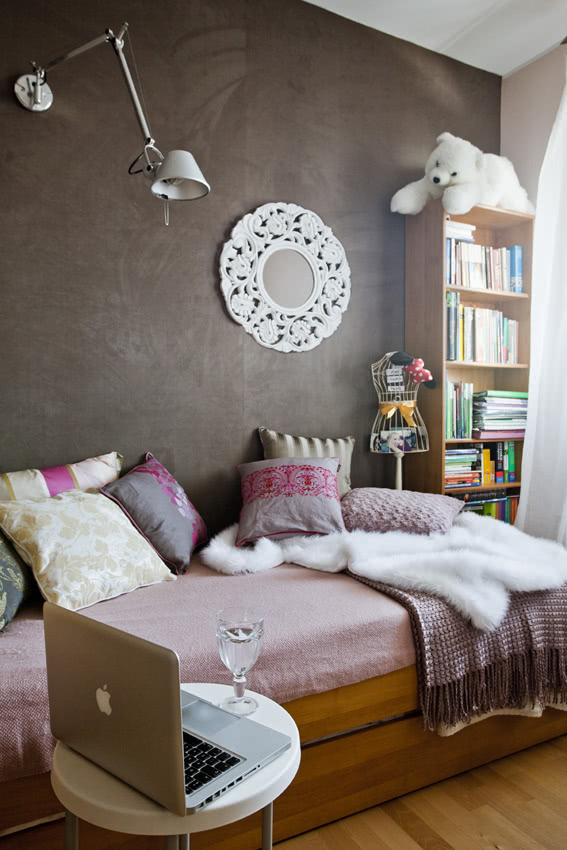 Dawniej ściana nad łóżkiem była gęsto wyklejona...