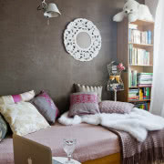 Ciemny brąz ścian równoważą jasne fronty szafek...