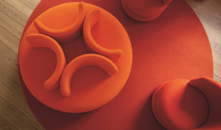 Kultowy mebel, który wyprzedził epokę. Poznajcie sofę Easy!