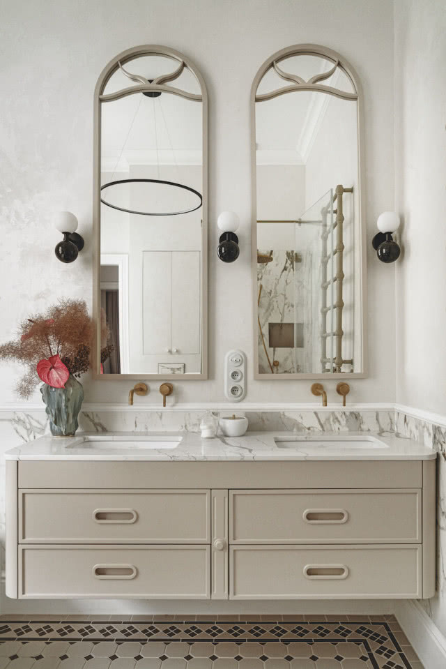 lustra pionowe i szafki w łazience