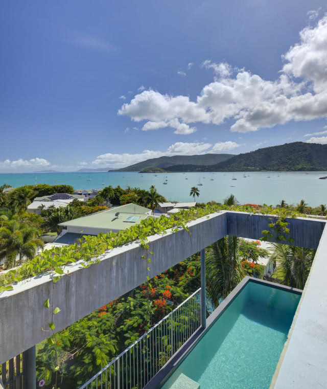 widok na basen i morze