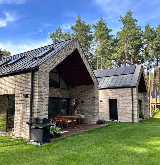 Stara cegła kolor szary.