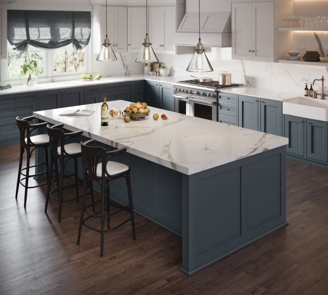 wyspa kuchenna, stołki przy wyspie, grafitowe meble kuchenne, płyta indukcyjna, oświetlenie sufitowe, garnki, duży zlewozmywak, kieliszki