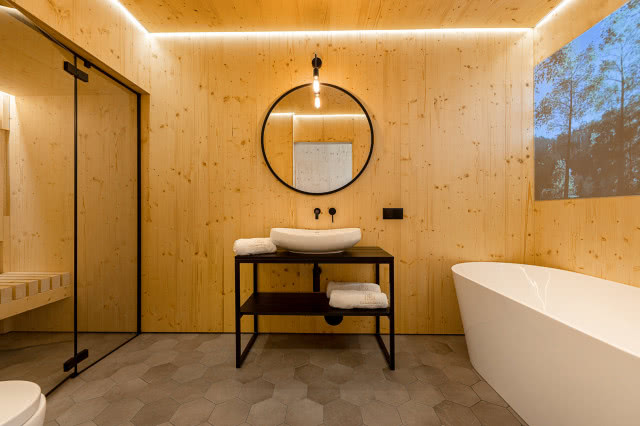 łazienka ukazana na wprost w drewnie