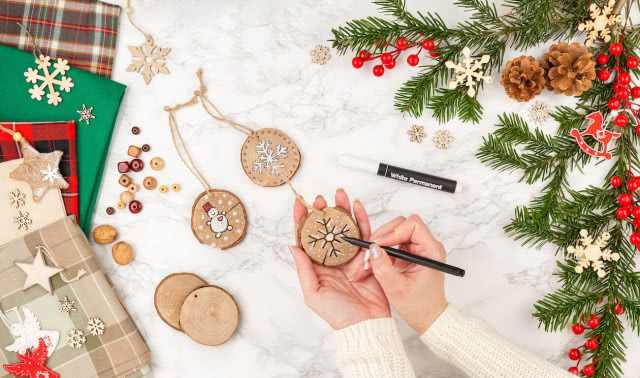 Minimalistyczne dekoracje świąteczne DIY: 10 pomysłów na tanie i łatwe ozdoby. Zrób to sam, to proste!
