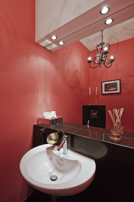 Łazienka z charakterem. Połączenie czerwieni i...