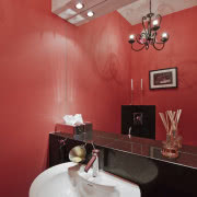 Ciemny brąz ścian równoważą jasne fronty szafek...