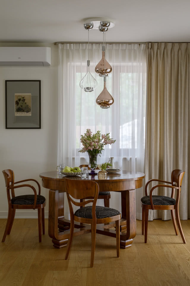 artdecowski okrągły stół w jadalni i krzesła Thonet