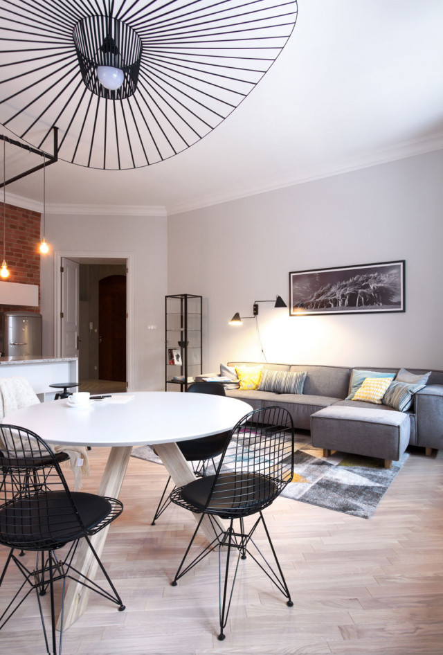 Kultowa lampa Vertigo nad stołem jadalnianym