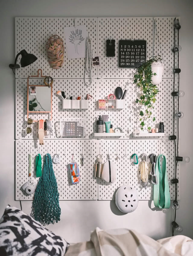 tablica, na niej drobiazgi