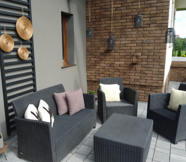 Stara cegła kolor beżowo brązowy.