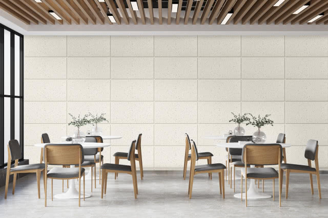 Panel kwarcowy, kolor PKE/001, restauracja, okrągłe stoliki z krzesłami, wazony z zielonymi gałązkami, lamele na suficie, duże okno