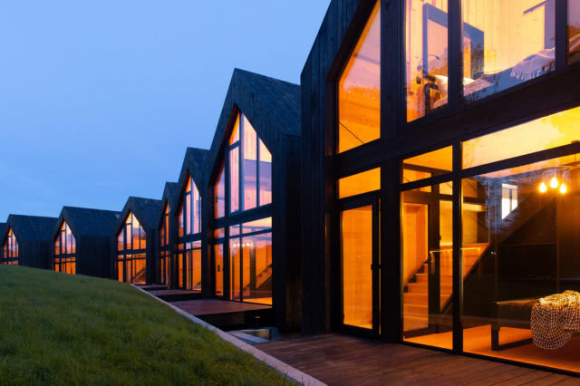 oświetlone domki jeden przy drugim