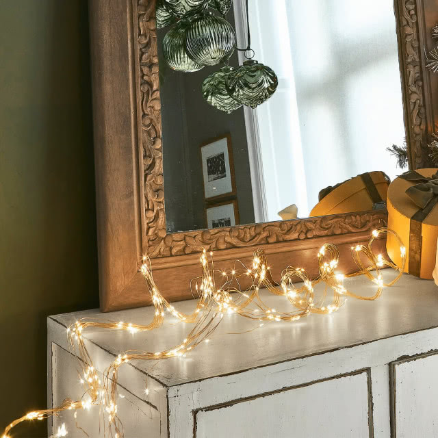 łańcuch LED na komodzie na święta