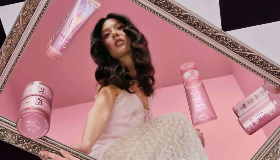 Glossy Hair bez wizyty w salonie. Ta płukanka po myciu wygładza włosy w 10 sekund