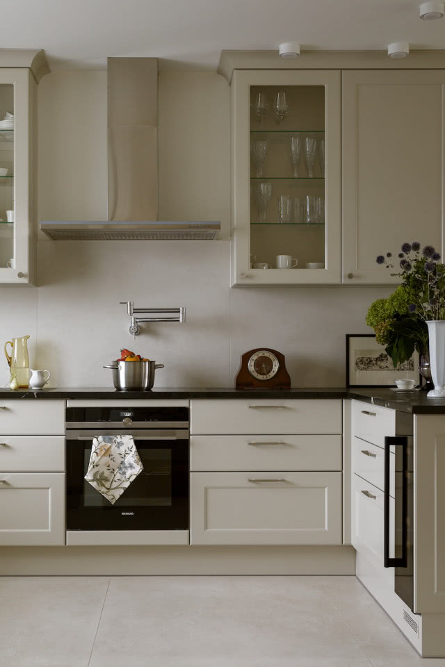 jasna kuchnia otwarta na jadalnię