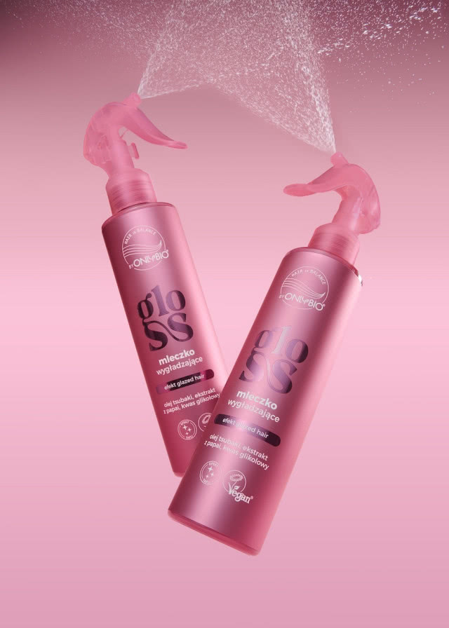 Dwa różowe mleczka wygładzające OnlyBio Hair in Balance Gloss do lśniących włosów z efektem tafli, na różowym tle.