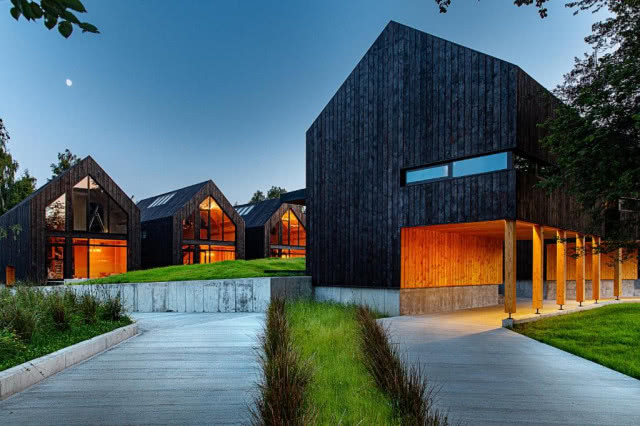 oświetlony dom na palach