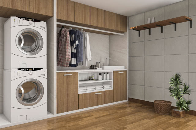 Panel kwarcowy, kolor PKE/02, pralka, suszarka, drążek na wieszaki, ubrania, kosz wiklinowy, kwiat w doniczce, zlewozmywak, bateria zlewozmywakowa, drewniana podłoga, środki czystości