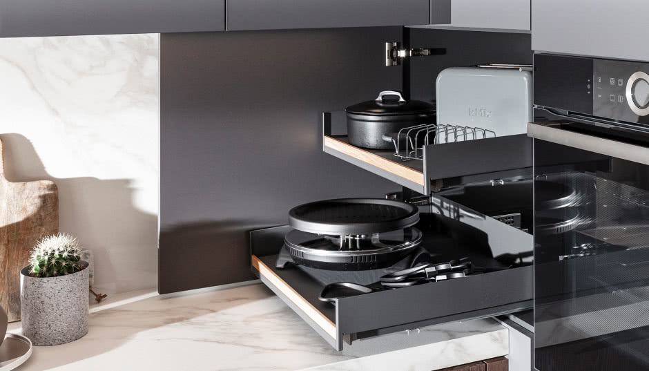 Jakie rozwiązania będą najlepsze w kwestii przechowywania w szafkach sprzętów AGD?