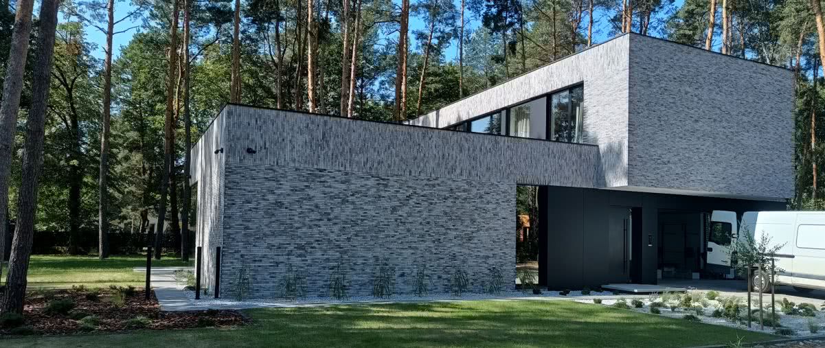 Stara cegła we wnętrzu i na elewacji - jak wykorzystać płytki ceglane w nowoczesnym domu? 