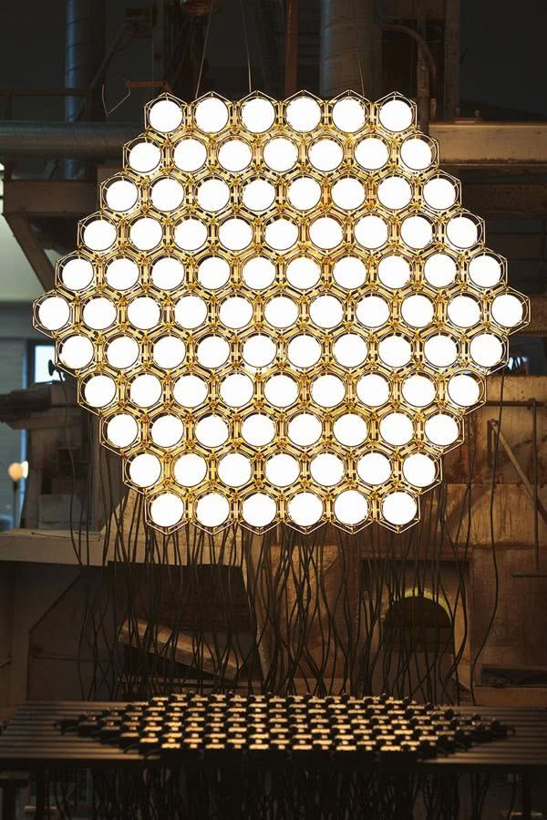 Interaktywna instalacja składa się z 91...