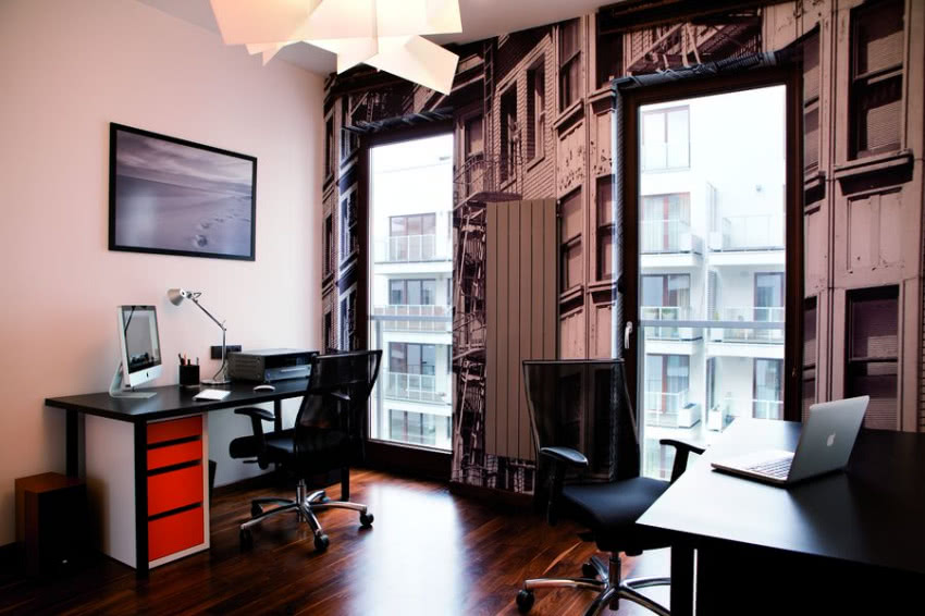 Duże okna gabinetu mieszkania Klaudii i Dominika...