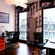 Nowoczesny gabinet - proste meble i czarno-biała...