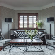 Wzorzysta tapeta, płytki imitujące drewno i...