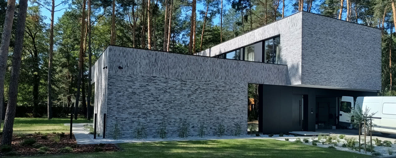 Stara cegła we wnętrzu i na elewacji - jak wykorzystać płytki ceglane w nowoczesnym domu?