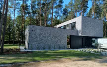 Stara cegła we wnętrzu i na elewacji - jak wykorzystać płytki ceglane w nowoczesnym domu?