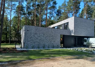 Stara cegła we wnętrzu i na elewacji - jak wykorzystać płytki ceglane w nowoczesnym domu?