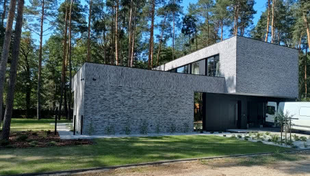 Stara cegła we wnętrzu i na elewacji - jak wykorzystać płytki ceglane w nowoczesnym domu?