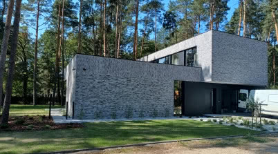 Stara cegła we wnętrzu i na elewacji - jak wykorzystać płytki ceglane w nowoczesnym domu?