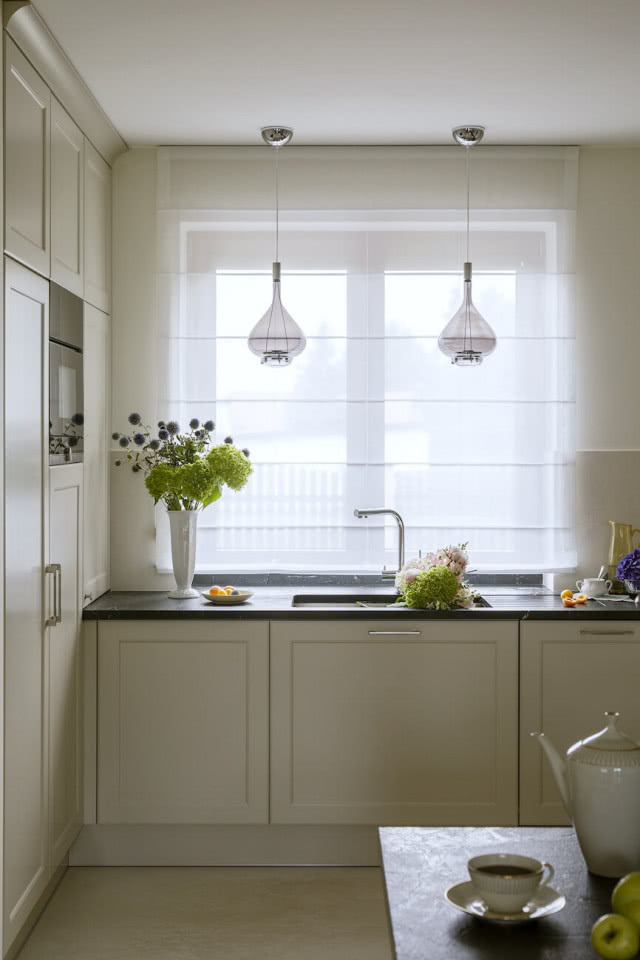 jasna kuchnia z granitowym blatem