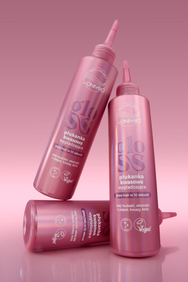 Trzy różowe opakowania płukanki kwasowej wygładzającej OnlyBio Hair in Balance Gloss, zapewniającej efekt lśniącej tafli włosów.