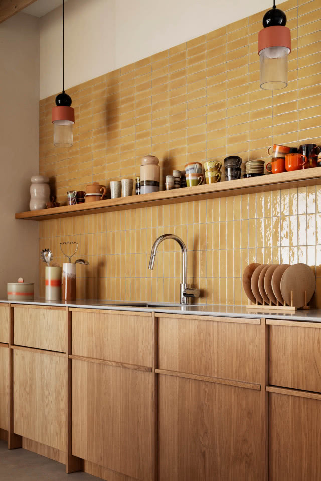 żółte płytki w kuchni