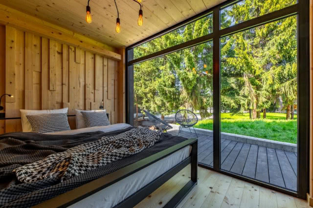 sypialnia z widokiem na las